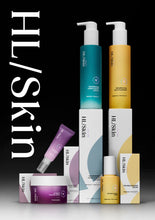 Cargar imagen en el visor de la galería, Ciencia coreana para el cuidado de la piel, resultados probados. HL/Skin fusiona el poder de la avanzada tecnología coreana para el cuidado de la piel con ingredientes científicamente respaldados.
Ingredientes respaldados por la ciencia en concentraciones óptimas. Fórmulas potentes y efectivas: brindan resultados reales y visibles. Necesidades del cuidado de la piel cubiertas en una línea HL/Skin ofrece una solución completa, dirigida a tres pilares de la piel: Luminosidad, Envejecimiento Saludable 